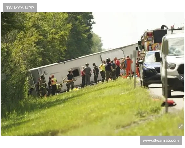 前荷兰国脚埃利亚遭遇严重车祸现场混乱警方迅速出动警车接走